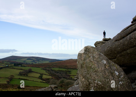 Silhouette of man sur le dessus de Tor, Dartmoor, dans le Devon, England UK Banque D'Images