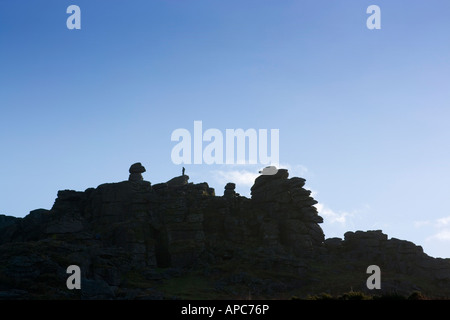 Silhouette of man sur le dessus de foin Tor avec ciel bleu, Dartmoor, dans le Devon, England UK Banque D'Images