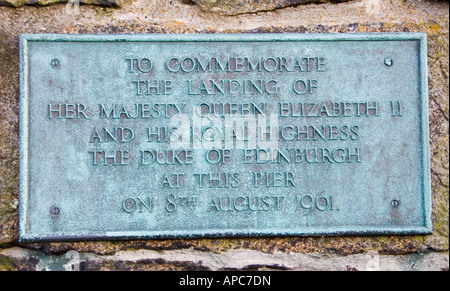 Plaque commémorant l'endroit d'atterrissage le 8 août 1961, de la reine Elizabeth II et Son Altesse Royale le duc d'Édimbourg, Carrickfergus, Antrim Banque D'Images