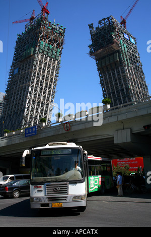 La tour CCTV Chine bâtiment en construction, et le trafic local, le centre de Pékin. Banque D'Images