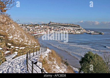 Scarborough South Bay et Château de falaise au sud en hiver Banque D'Images