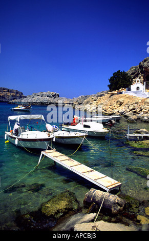 St pauls bay et Chapelle Lindos Grèce Banque D'Images