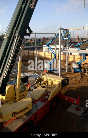 L'abaissement de la grue en position sur poutres d'acier de construction en acier Banque D'Images