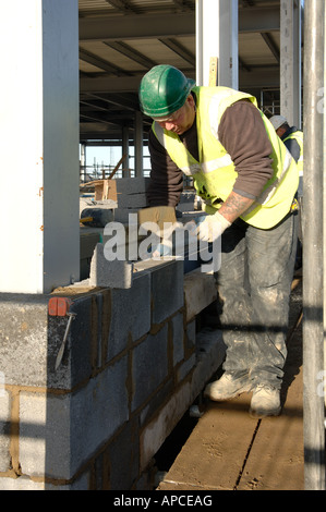 Construction Worker building mur brise Banque D'Images