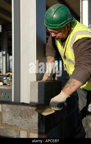 Construction Worker building mur brise Banque D'Images