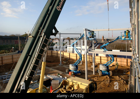 L'abaissement de la grue en position sur poutres d'acier de construction en acier Banque D'Images