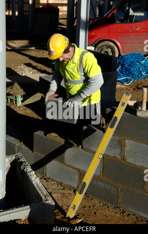 Construction Worker building mur brise Banque D'Images