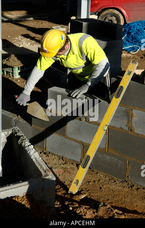 Construction Worker building mur brise Banque D'Images