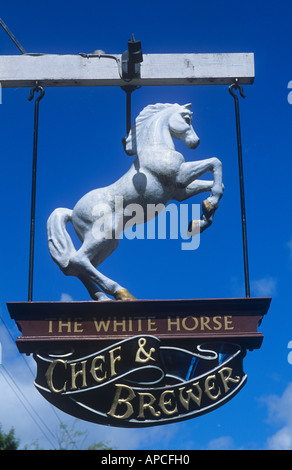 Le White Horse Chef & Brewer enseigne de pub, Shere, près de Guildford, Surrey, England, UK Banque D'Images