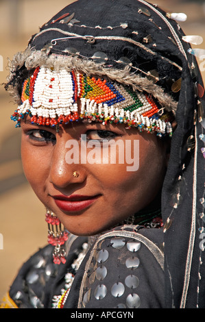 Dame indienne danseuse Kalbelia du Rajasthan habillés en costume orné traditionnels. Banque D'Images