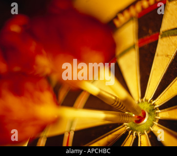 Cible avec trois fléchettes dans BULLSEYE Banque D'Images