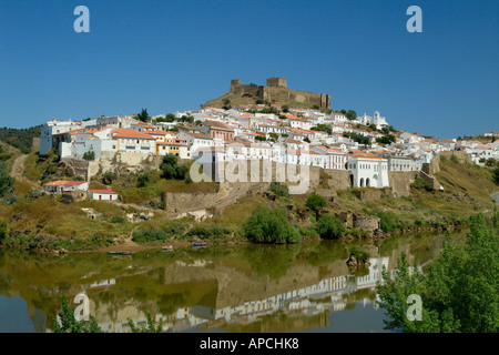Mertola, vue de la Ville, Château et rivière Guadiana Banque D'Images