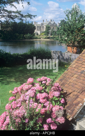 Avec vue sur la rivière d'hortensias Beaulieu Palace House, Beaulieu, le parc national New Forest, Hampshire, England, UK Banque D'Images