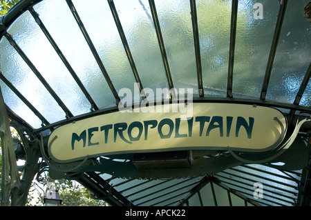 La station de métro sign in Paris France Banque D'Images