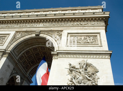 À la recherche jusqu'à l'Arc de Triomphe à Paris, France Banque D'Images