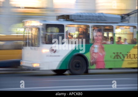 Un bus électrique vitesse dans Saint Petersburg Russie Banque D'Images