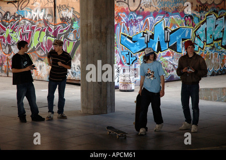 Les jeunes de moins de skate Festival Hall South Bank de Londres. Banque D'Images