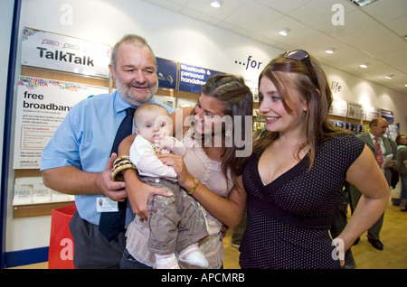 Ancien Grand Frère 7 colocataire Imogen Thomas tient son meilleur ami s bébé. Banque D'Images