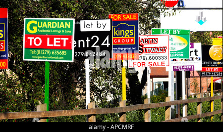 Les agents immobiliers à vendre ou laisser signe entassés au bord de la route. Banque D'Images