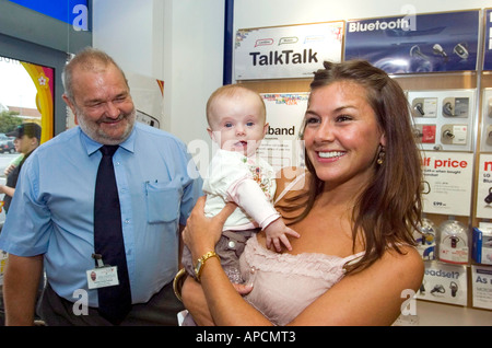 Ancien Grand Frère 7 colocataire Imogen Thomas est réunie avec son père et ses meilleurs amis bébé. Banque D'Images