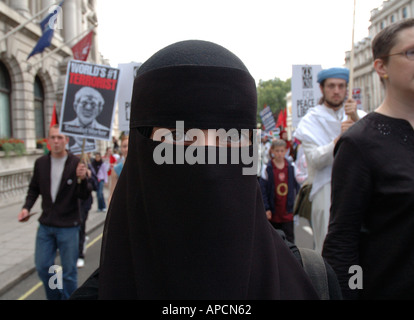 Manifestation de protestation dans le centre de Londres contre l'occupation de l'Iraq d'octobre 2005. Banque D'Images