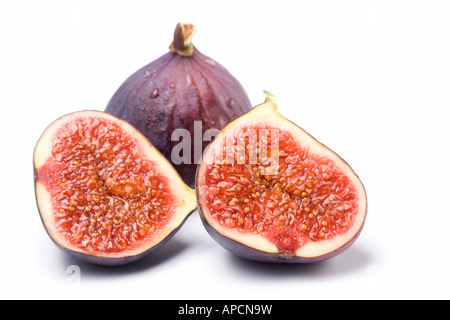 L'ensemble et une douce moitié fig isolé sur fond blanc Banque D'Images