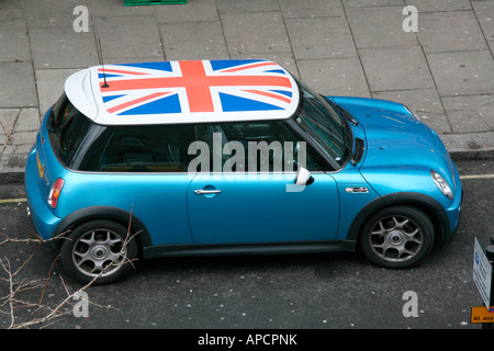 Mini Cooper Union Jack avec toit peint Banque D'Images