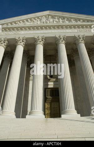 La Cour suprême des Etats-Unis à Washington DC en plein soleil Banque D'Images