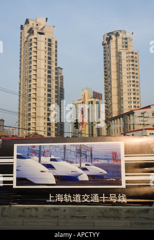 Dans un bâtiment et d'affiches) levetation magnétique Maglev (train à grande vitesse qui va 430km/h du centre-ville de Shanghai à l'aéroport. Banque D'Images