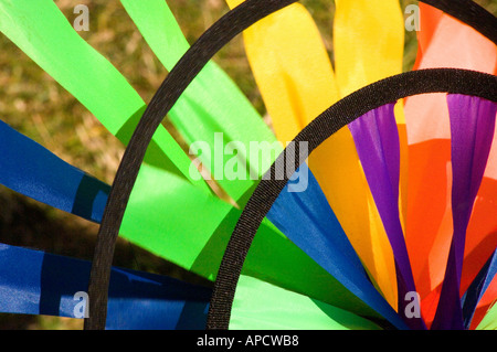 Moulin à vent coloré ornement de jardin dans le soleil d'été - gros plan Banque D'Images