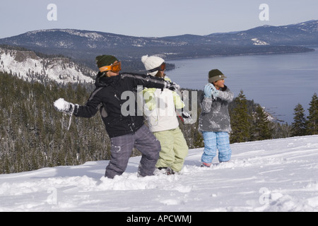 Les enfants d'avoir une bataille de boules de Homewood ski area, au-dessus du lac Tahoe en Californie Banque D'Images