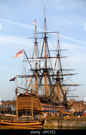 Vue sur le chantier naval historique et HMS Victory à Portsmouth durant la Trafalgar 200 et le Festival de la mer 2005 - célébrations Upix Photography Banque D'Images