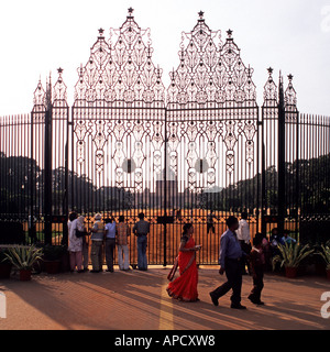 Portes de fer ouvragée menant au Rashtrapati Bhavan, la résidence du président, New Delhi, Inde Banque D'Images