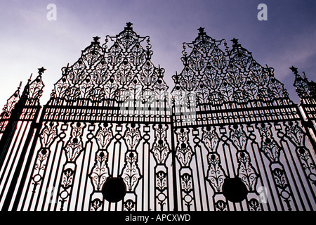 Portes de fer ouvragée menant au Rashtrapati Bhavan, la résidence du président, New Delhi, Inde Banque D'Images