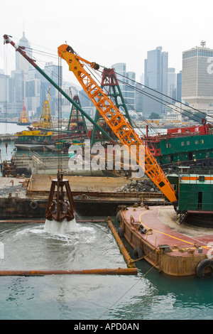 Travail Grue griffe de récupérer des terres dans la région de Victoria Harbour Centre de Hong Kong Banque D'Images