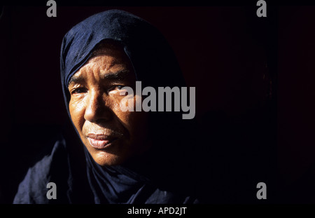 Fatimatu Omar, qui pratique la médecine traditionnelle dans les camps de réfugiés de Tindouf, en Algérie Banque D'Images