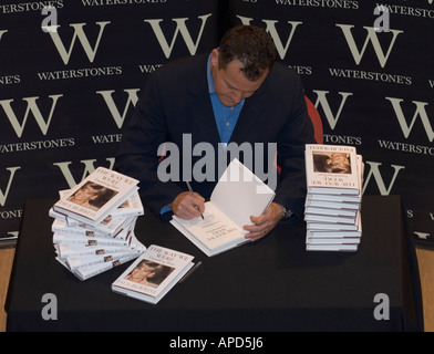 La défunte princesse Diana's Butler, Paul Burrell, la promotion de son deuxième livre 'La façon dont nous avons été' à Glasgow Waterstone octobre 2006 Banque D'Images