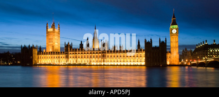 Chambres du Parlement et Big Ben clock tower vu à travers Tamise au crépuscule London England Banque D'Images