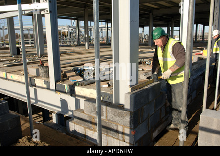 Construction Worker building mur brise Banque D'Images