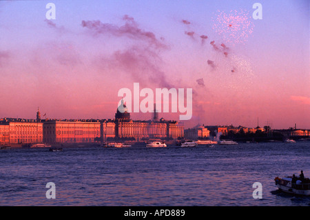 Bateaux sur la rivière Neva Palais d'hiver et d'artifice remblai en soleil de minuit pendant les nuits blanches, St Petersburg, Russie Banque D'Images