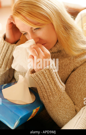 Femme avec froid et boîte de mouchoirs Banque D'Images