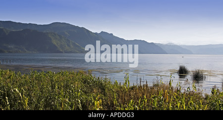 Le lac Atitlan GUATEMALA Panorama de pêcheurs et aux cultures de maïs sur le Lac Atitlan Banque D'Images