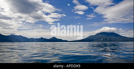 Le lac Atitlan GUATEMALA Vue panoramique du volcan Toliman et Cerro de Oro sur le Lac Atitlan Banque D'Images