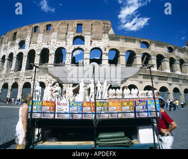 Blocage d'adresses avec des guides touristiques et des statues sur Rome, en face du Colisée, Rome, Italie Banque D'Images