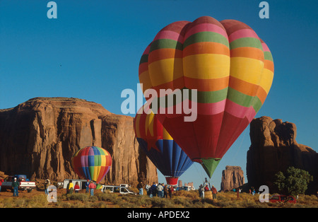 Rallye ballon à air chaud à Monument Valley, Arizona, USA, Amérique Latine Banque D'Images