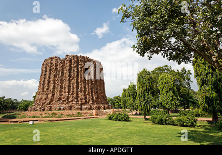 L'Alai inachevé Minar tour au plus grand complexe Qutb Minar Delhi Inde Banque D'Images