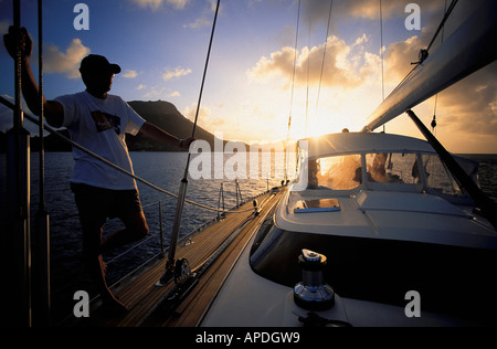 La voile au crépuscule, Iles de Saintes, Guadeloupe, Caraïbes, Amérique Latine Banque D'Images