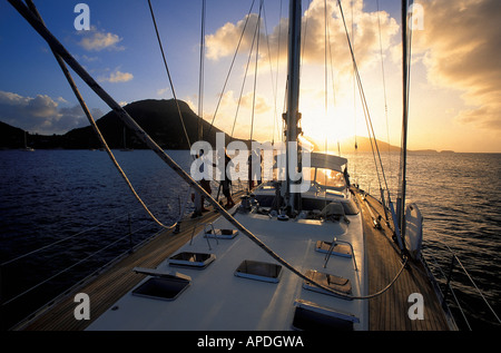 La voile au crépuscule, Iles de Saintes, Guadeloupe, Caraïbes, Amérique Latine Banque D'Images