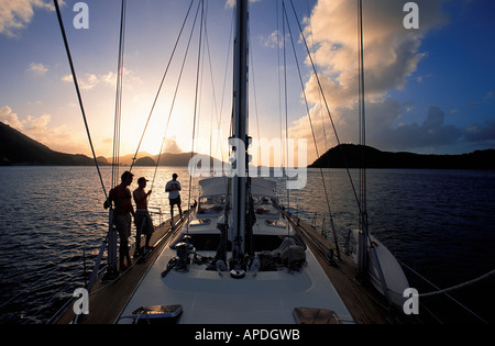 La voile au crépuscule, Iles de Saintes, Guadeloupe, Caraïbes, Amérique Latine Banque D'Images
