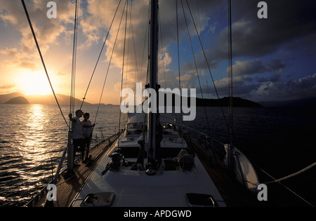 La voile au crépuscule, Iles de Saintes, Guadeloupe, Caraïbes, Amérique Latine Banque D'Images